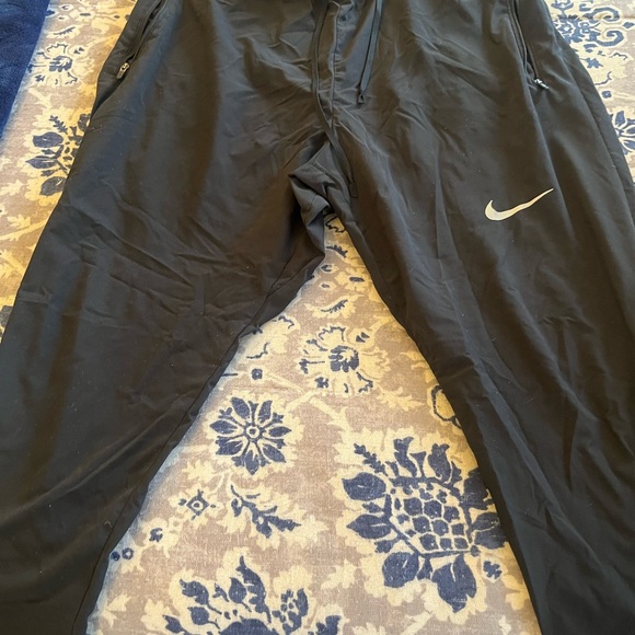 Beautiful Nike dry fit size medium running pants  …comfortable, & stylish - Picture 1 of 9
